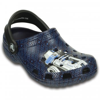 Classic Star Wars R2D2 C3PO (синий) Classic Star Wars R2D2 C3PO (синий)Обувь<br>Материал<br>Croslite (крослайт) - Полимер<br>Описание <br>Яркие детские сабо из уникального, запатентованного материала Croslite. Материал является бактериостатичным, то есть препятствующим росту и размножению бактерий, вызывающих запах. Преимущества оригинальных сабо Сrocs: очень легкие и мягкие, долговечные, устойчивая нескользящая подошва, великолепное качество, простой уход. <br>Производитель: Crocs (США)<br>Страны производства: Китай, Италия, Вьетнам, США, Словения, Нидерланды<br>Коллекция: Весна/Лето 2016<br>Модель производится в размерах: С45 (21-22), С67 (23-24), С89 (25-26), С1011 (27-28), С1213 (29-30), J1 (32-33), J2 (33-34), J3 (34-35)<br>Уход<br>Сабо Crocs легко моются теплой водой. При необходимости их можно стирать в стиральной машине при температуре 30 градусов<br>; Размеры в наличии: C4/C5, C6/C7, C8/C9, C10/C11, C12/C13, J1, J2, J3.<br>